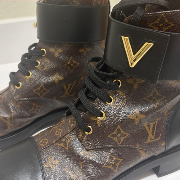 LOUIS VUITTON Woman Calfskin Monogram Wonderland Flat Ranger Boots Black. - Picture 4 of 16